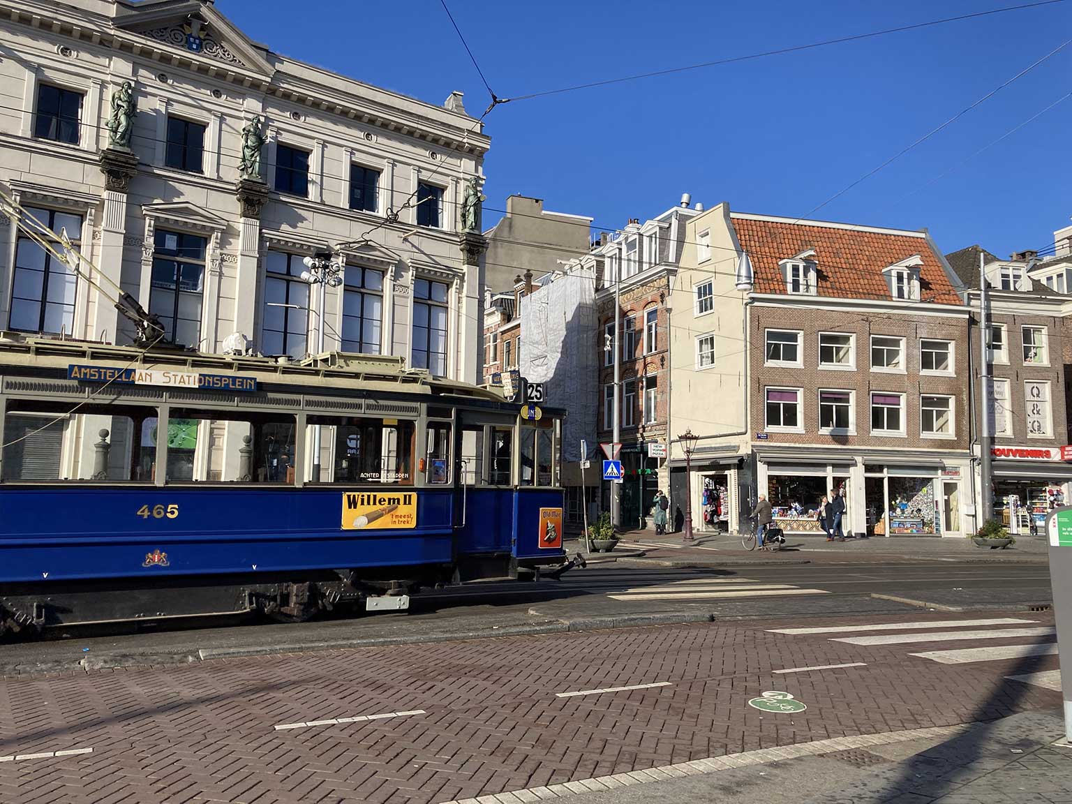 Historische blauwe tram bij Arti et Amicitiae, Amsterdam. Rechts het Spui en Rokin 108-110