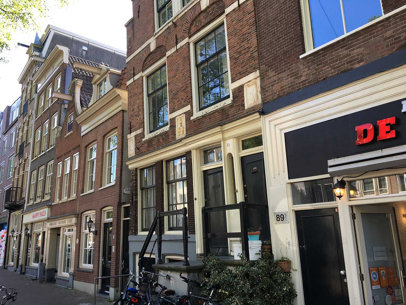 Spaarpotten op een gevelsteen, Rozengracht 81, Amsterdam