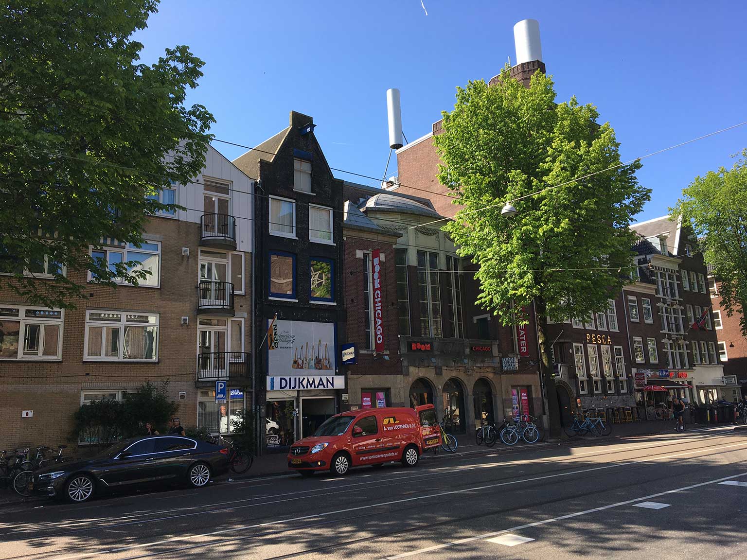 Rozengracht 111 tot 139, Amsterdam, met Dijkman Muziek, Boom Chicago en het Roothaanhuis