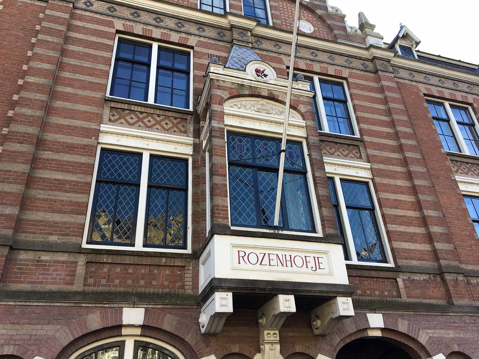 Detail van de voorgevel van het Rozenhofje, Rozengracht, Amsterdam