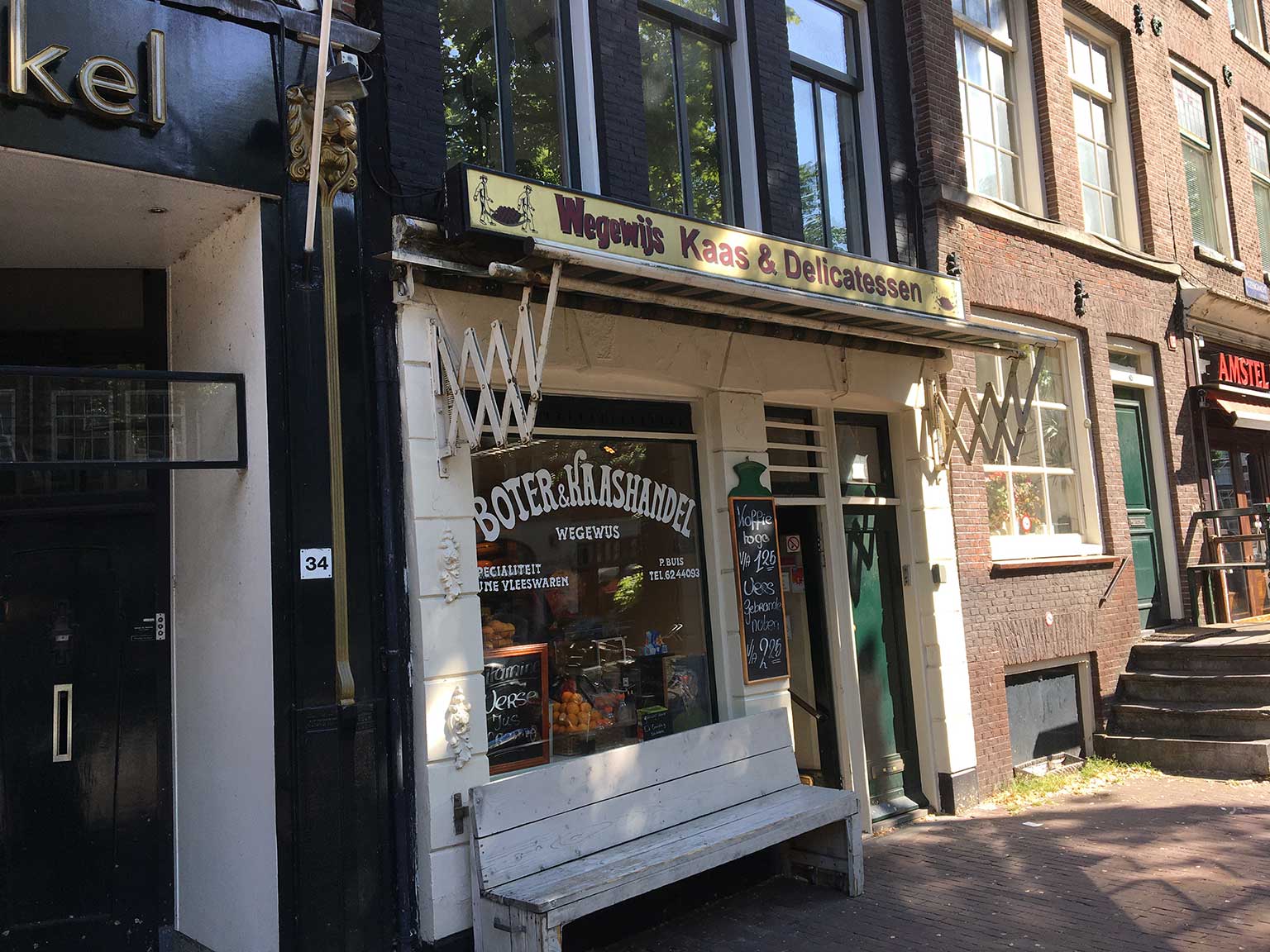 Ouderwetse kaaswinkel Wegewijs op de Rozengracht 32, Amsterdam