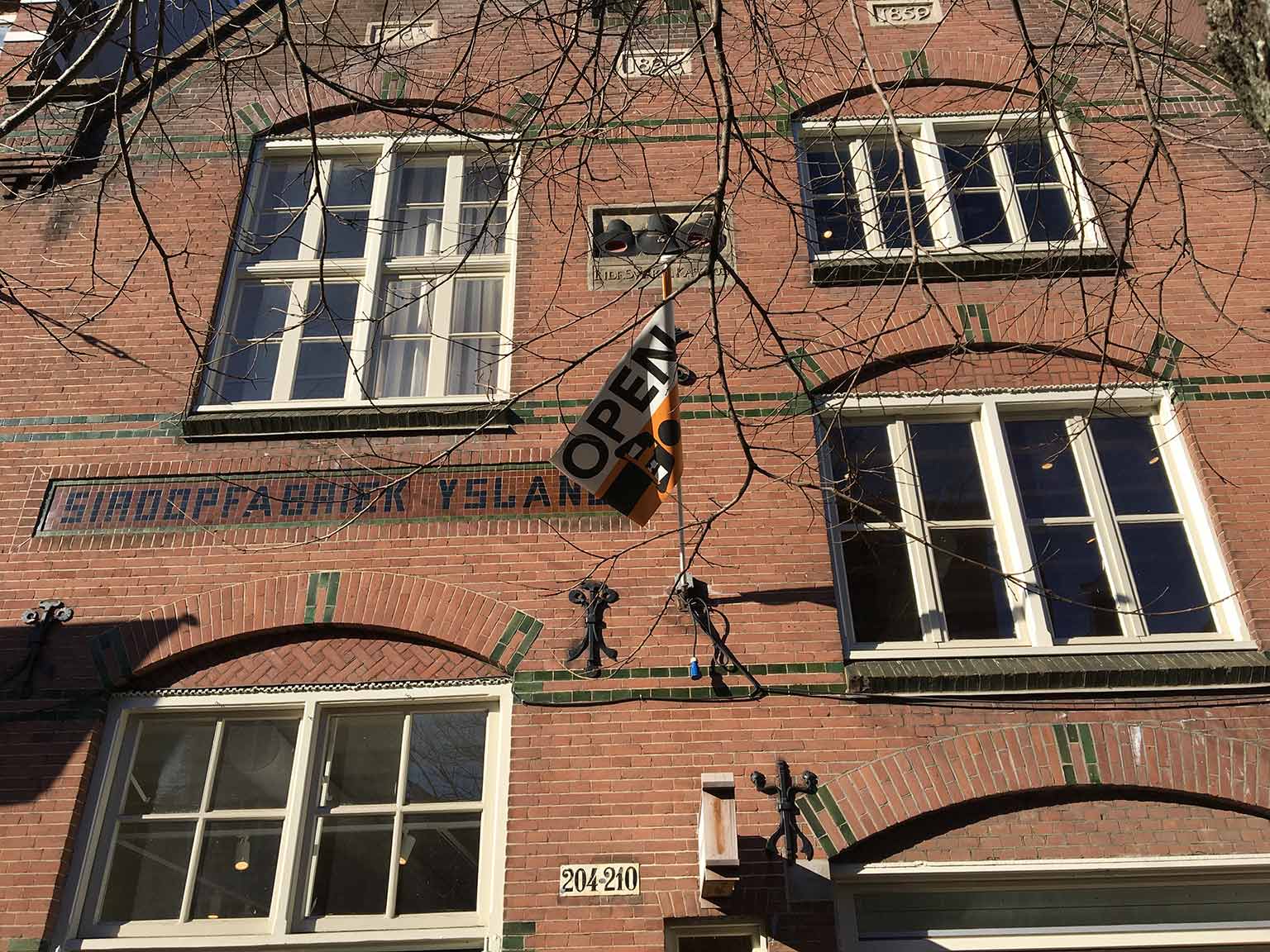 Voorgevel van Siroopfabriek Ysland, Rozengracht, Amsterdam, met jaartallen en gevelsteen