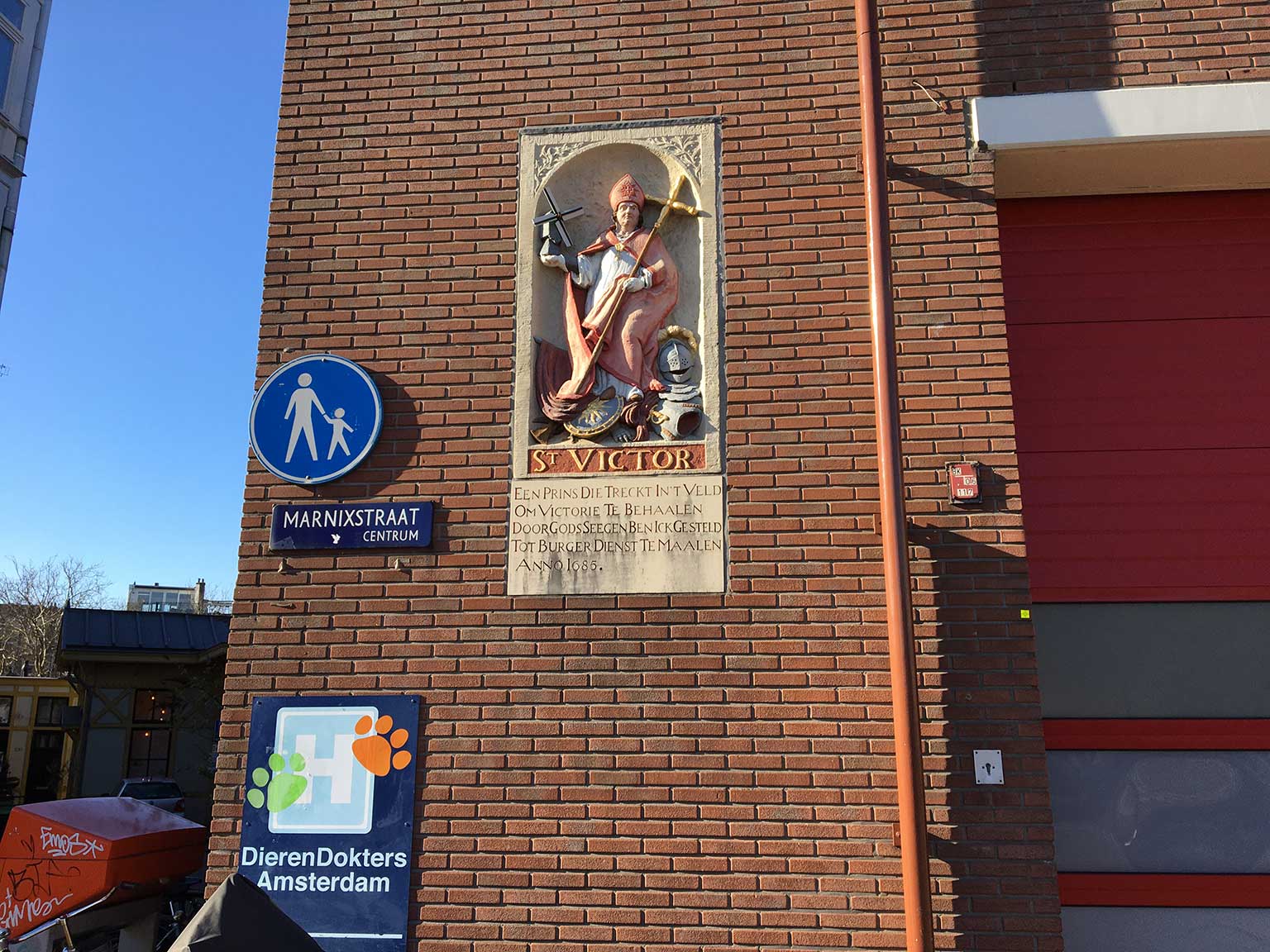 Gevelsteen met St. Victor, brandweerkazerne Rozengracht hoek Marnixstraat, Amsterdam