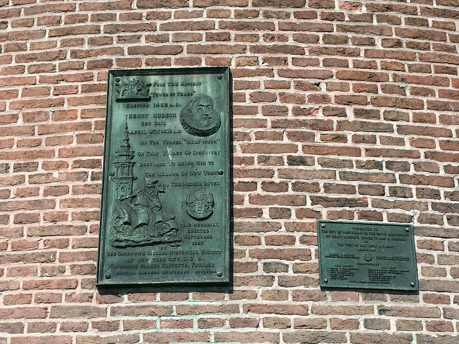Plaquettes op de Schreierstoren, Amsterdam, Hudson's reis naar Amerika in 1609