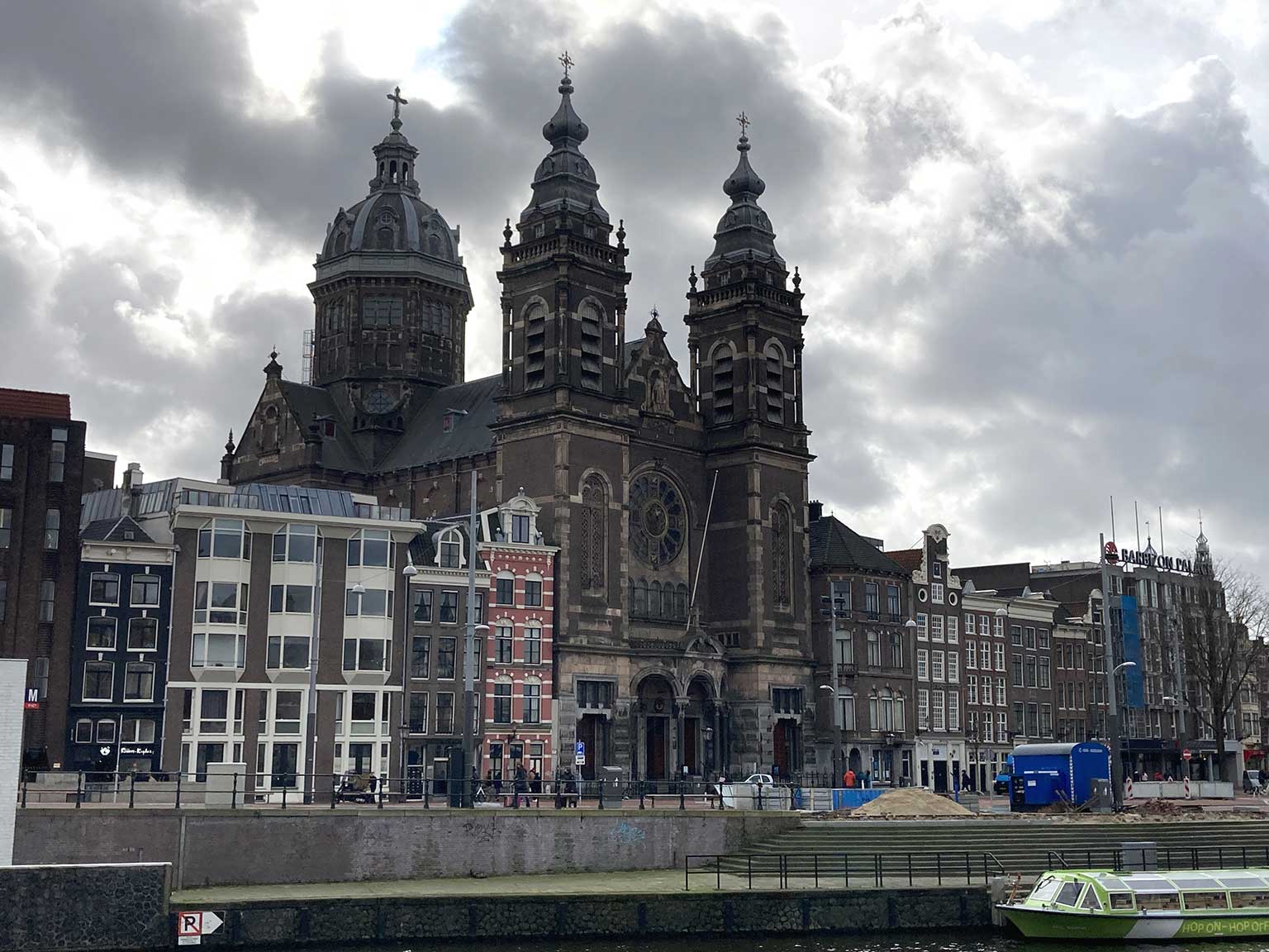 Sint Nicolaaskerk, Amsterdam, vanaf de Prins Hendrikkade