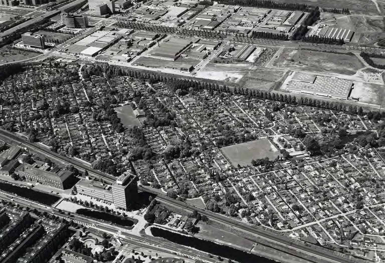 Luchtfoto van het volkstuincomplex Sloterdijkermeer, Amsterdam, in 1976