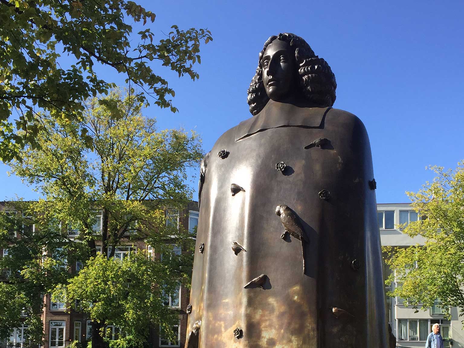 Beeld van Spinoza op de Zwanenburgwal, Amsterdam, van beeldhouwer Nicolas Dings
