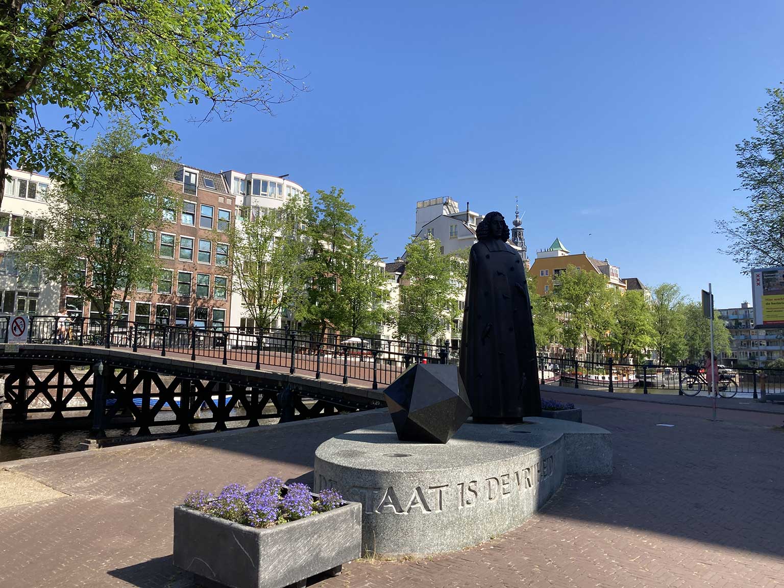 Beeld van Spinoza op de Zwanenburgwal, Amsterdam, met inscriptie op het voetstuk