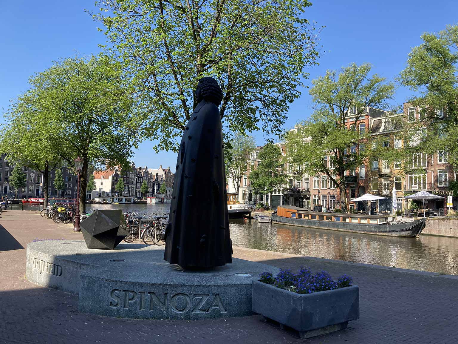 Beeld van Spinoza op de Zwanenburgwal, Amsterdam, met icosaëder