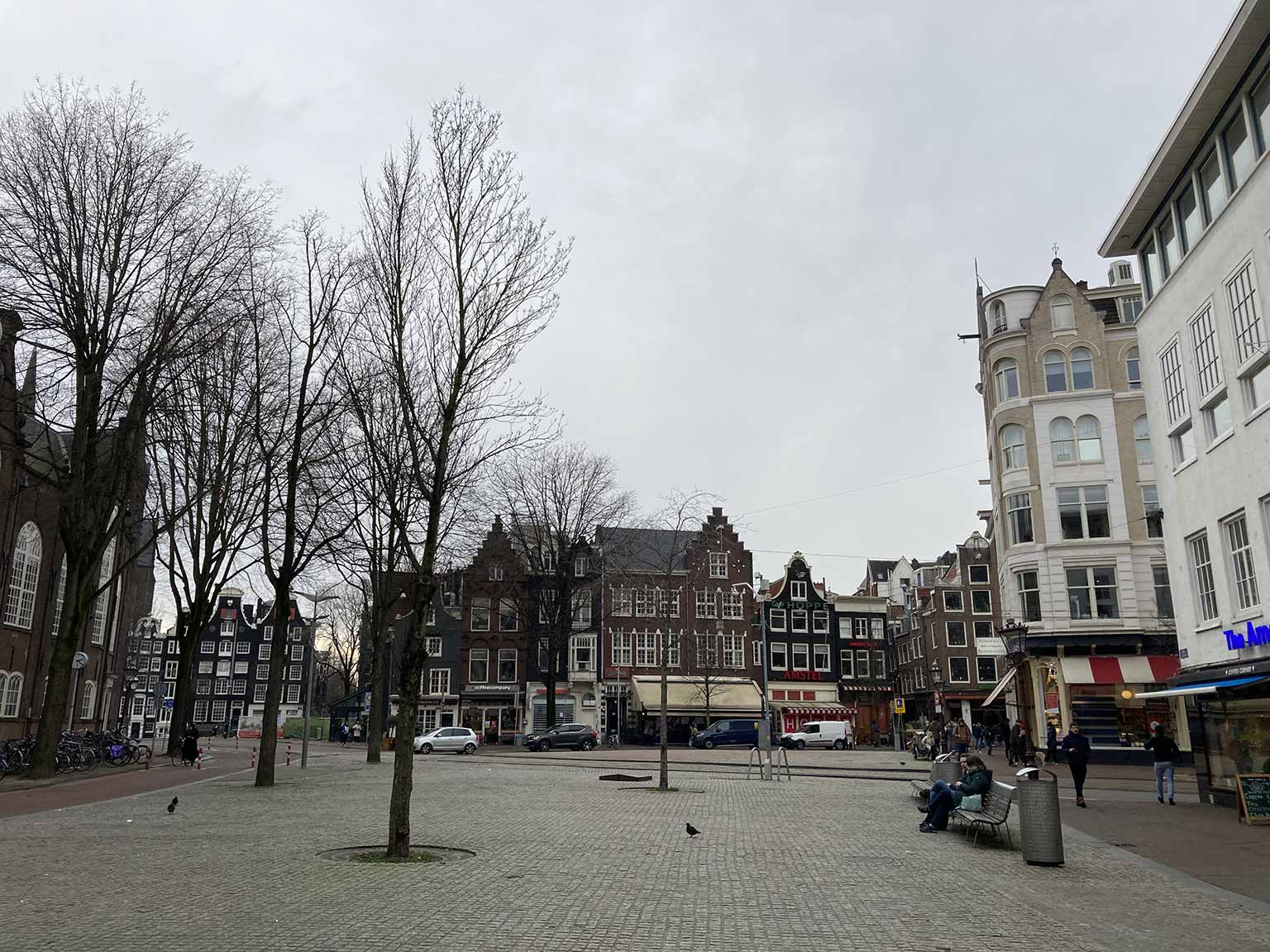 Spui square deserted in COVID-times, seen towards the Singel (January 2021)