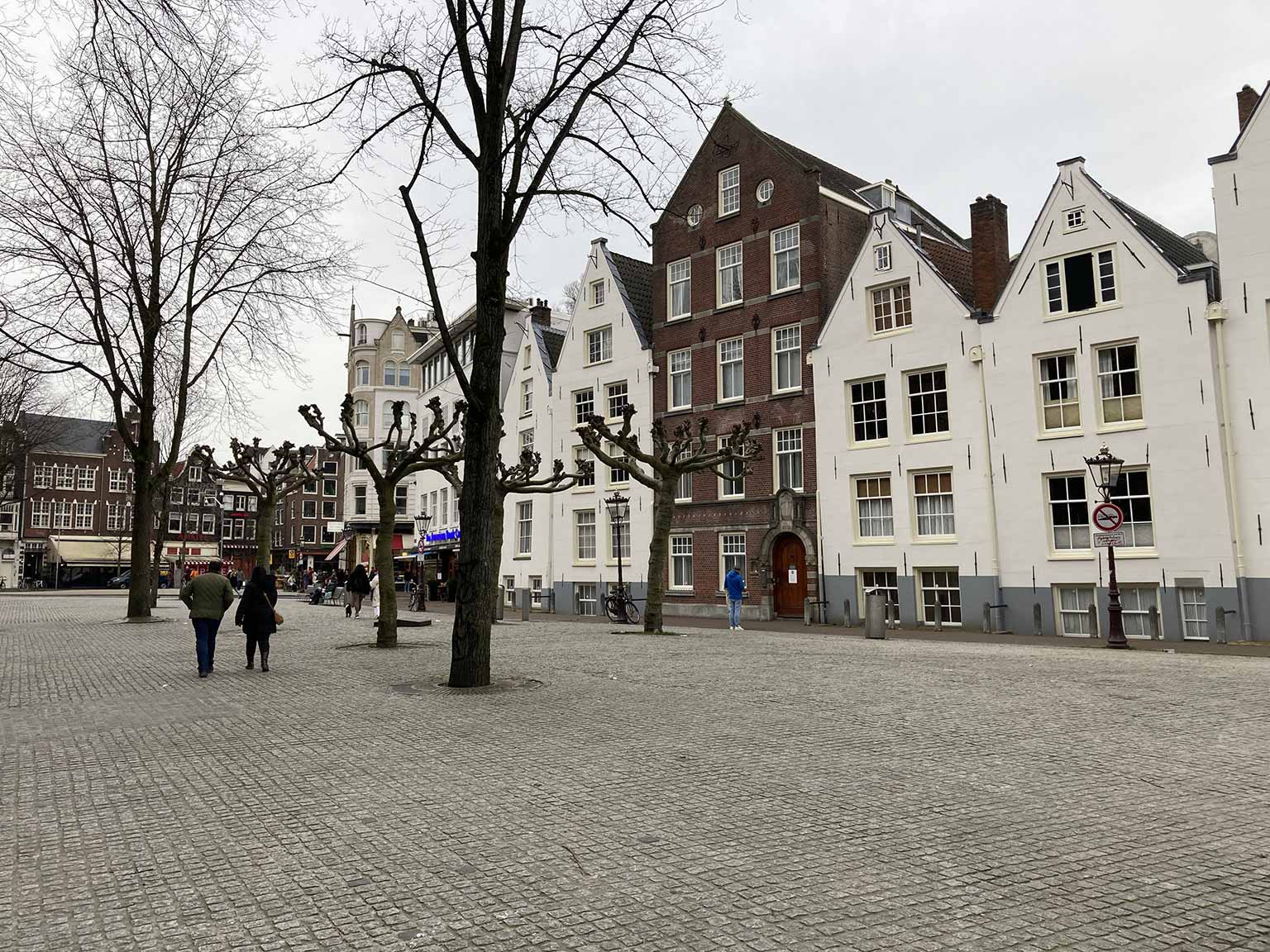 The red brick house with the passageway to the Begijnhof at the Spui (January 2021)
