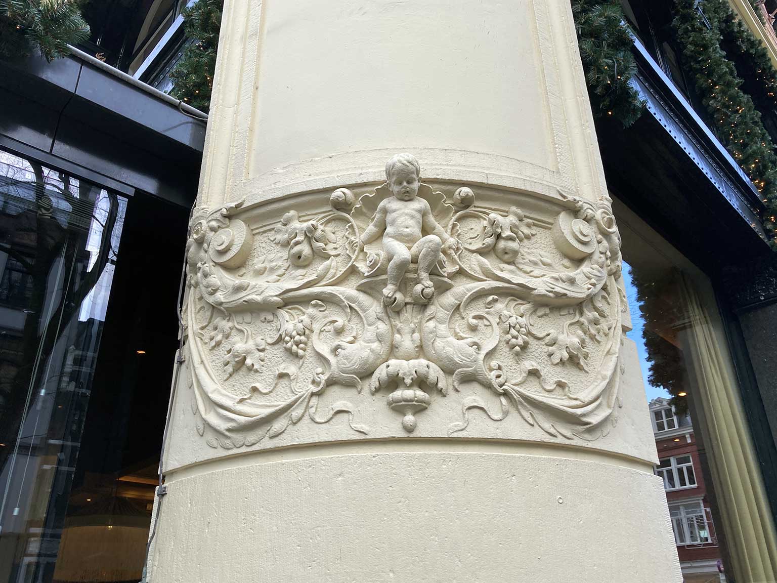 Lower part of the corner decoration of Spui 10A, Amsterdam