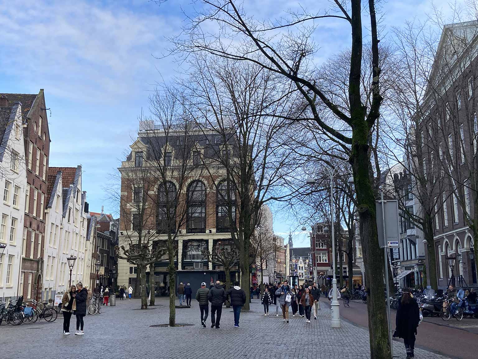 Spui 10A, Amsterdam, gezien vanaf het Spui in de richting van de Kalverstraat
