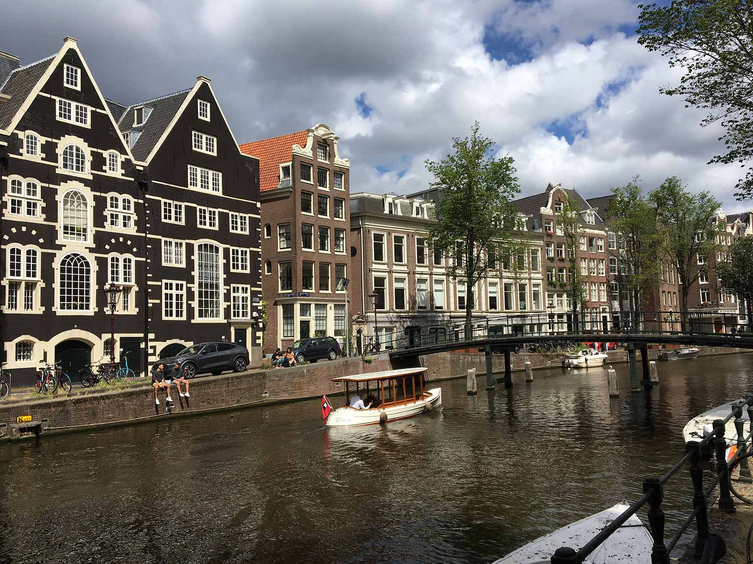 Lommertbrug, Amsterdam, over de Oudezijds Voorburgwal