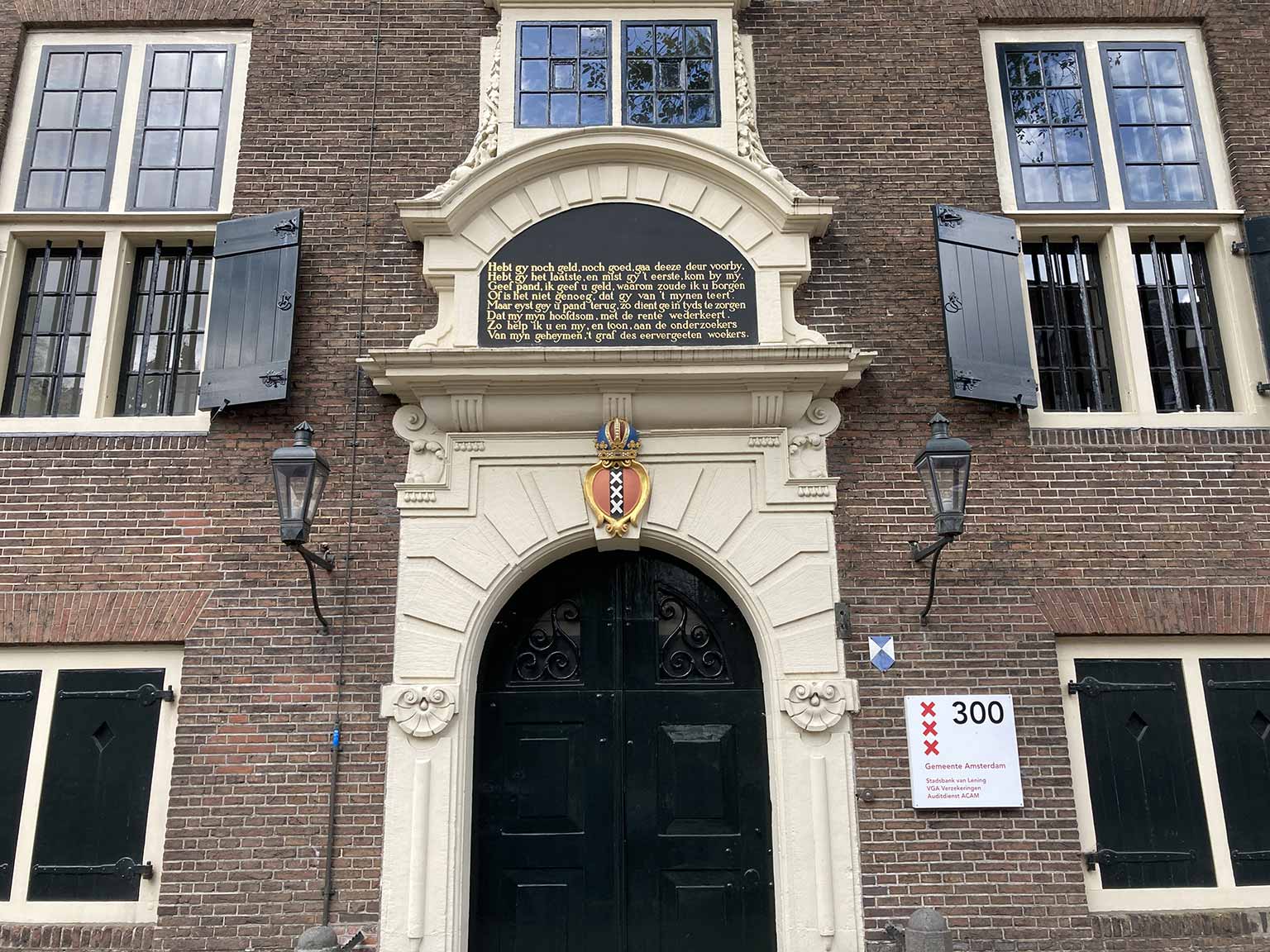 De deur op de Oudezijds Voorburgwal 300, Amsterdam, met de tekst uit 1740