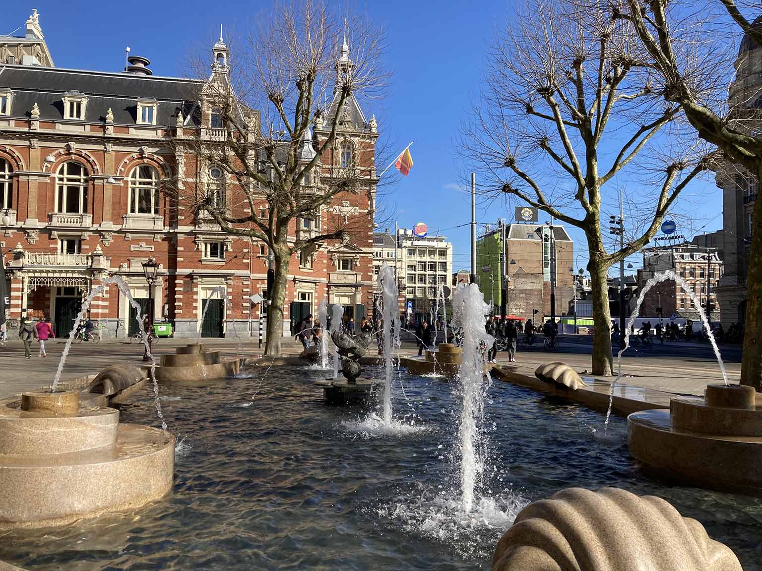 Zijkant van de Stadsschouwburg, Amsterdam, gezien over de fontein voor het American Hotel