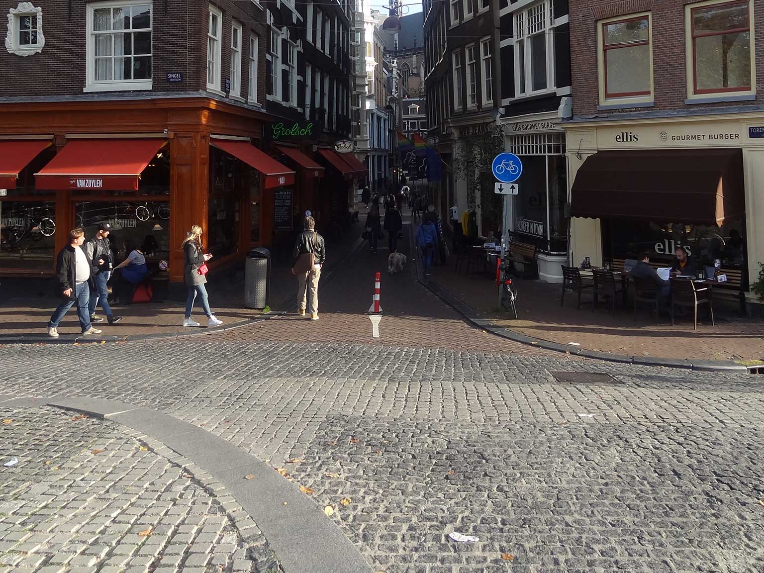 Lichtere keitjes geven de vroegere Jan Roodenpoortstoren aan, Singel, Amsterdam