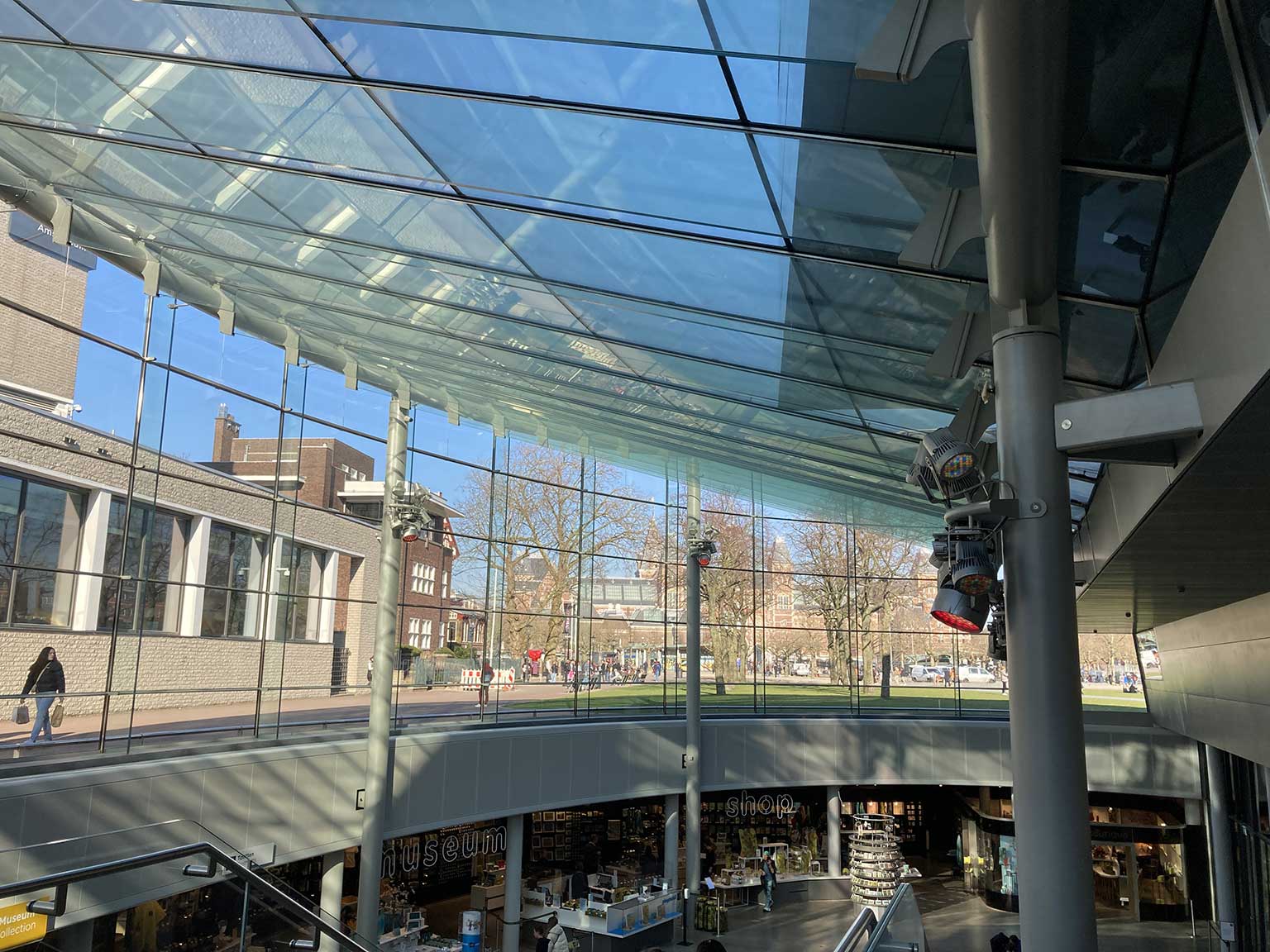 Zicht op het Museumplein vanuit de nieuwe vleugel van het Van Gogh museum, Amsterdam