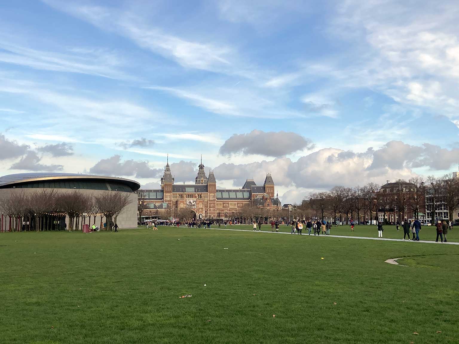 Museumplein, Amsterdam, Van Gogh museum links, erachter het Rijksmuseum