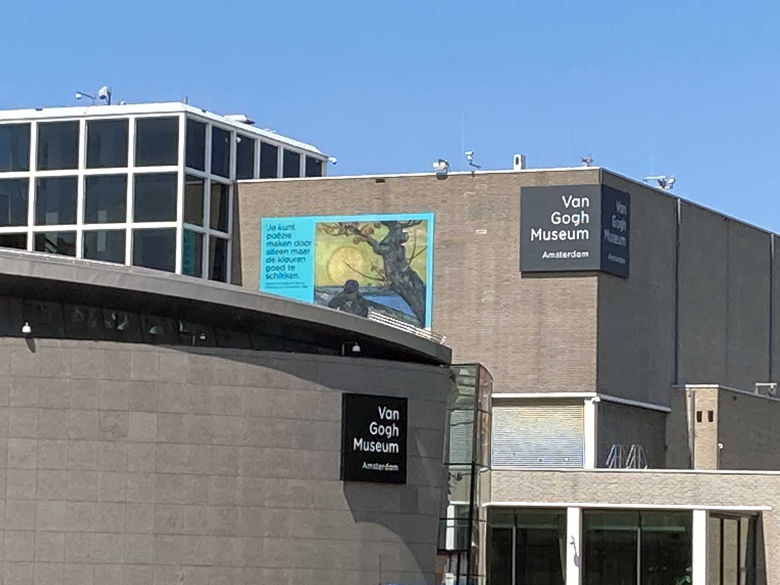 Van Gogh museum, Amsterdam, de nieuwe vleugel met het oude gebouw erachter