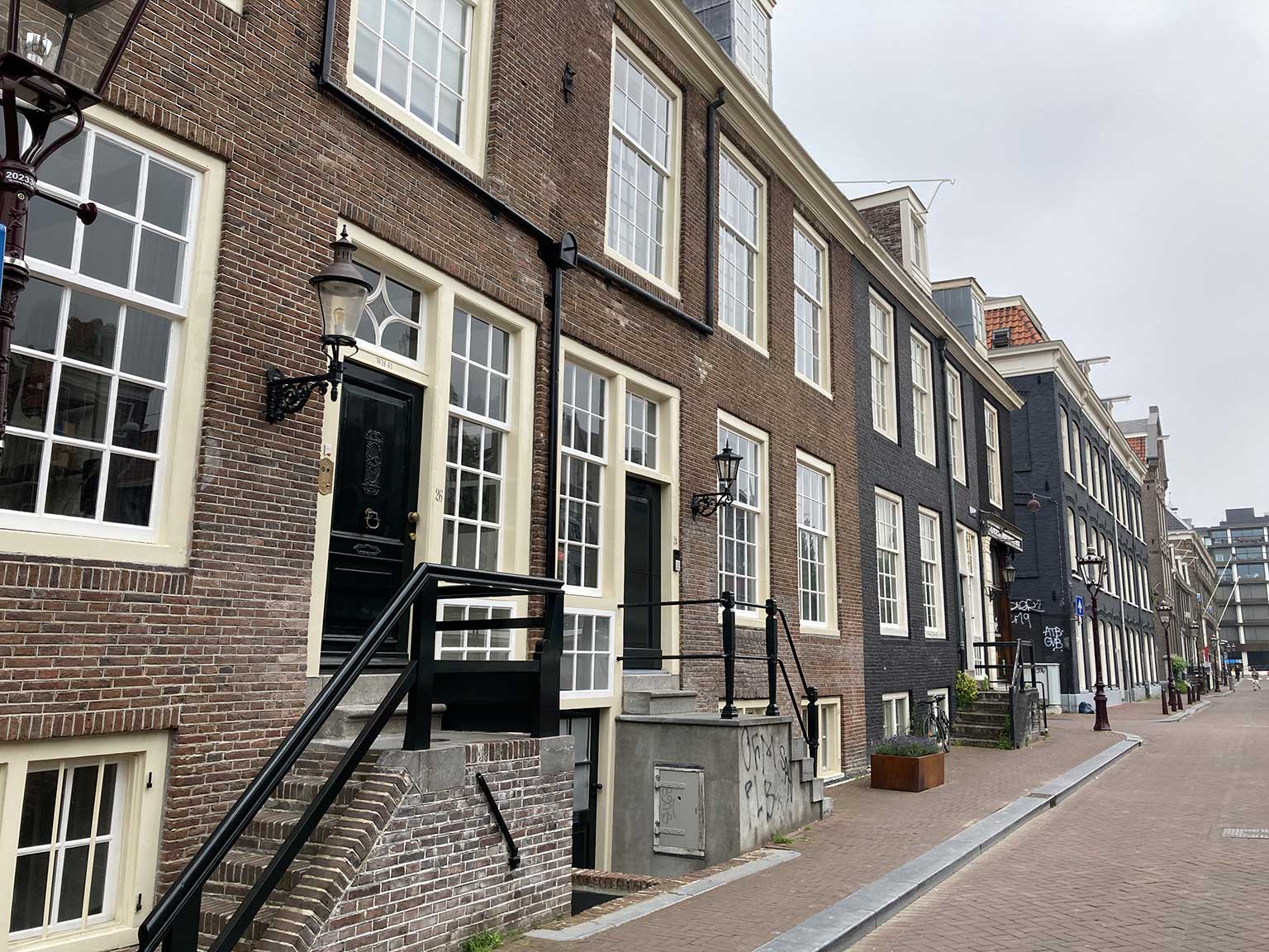 Voorkant van Wevershuisjes op de Vijzelgracht, Amsterdam (juni 2021)