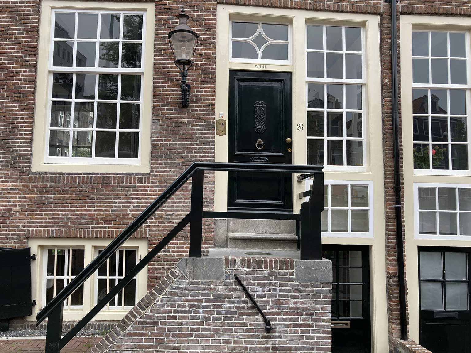 De ingang van het Wevershuisje op de Vijzelgracht 26, Amsterdam (juni 2021)