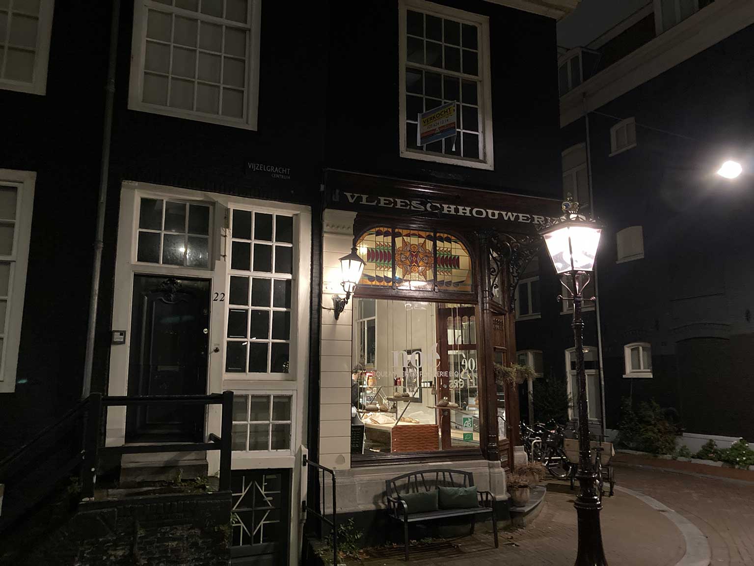Boulangerie Noé (vroeger slager Rodrigues) op de Vijzel­gracht 20, Amsterdam, 's avonds