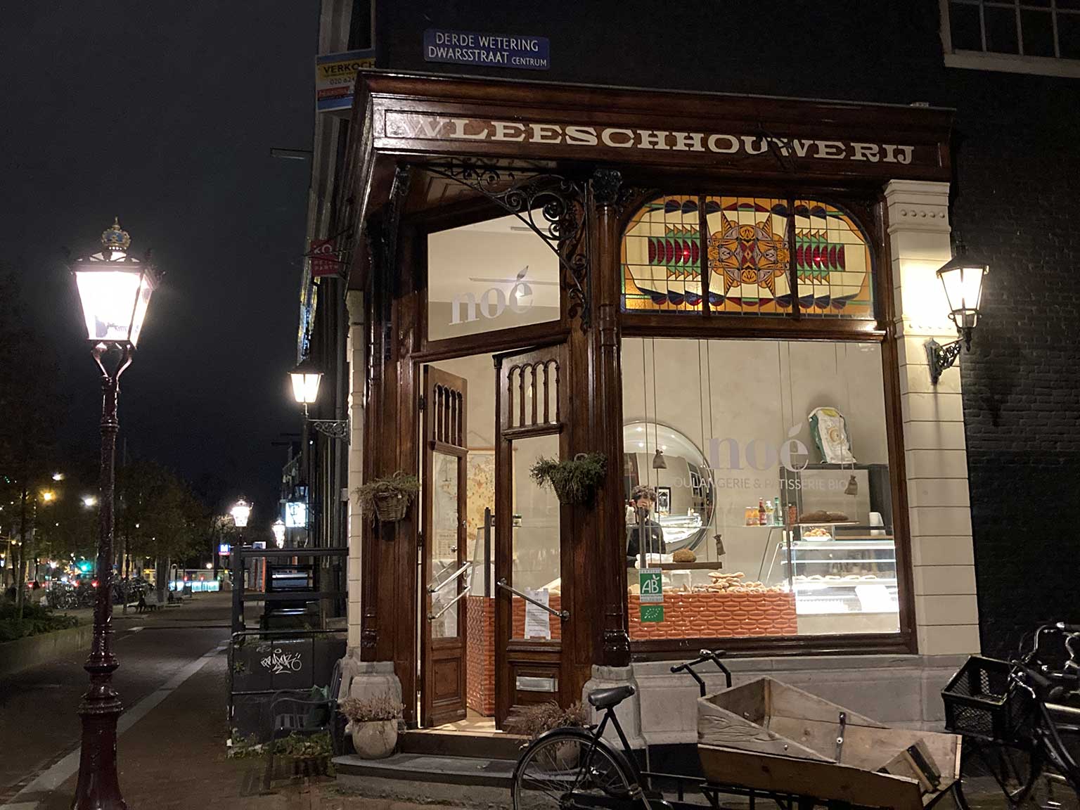 Boulangerie Noé op de Vijzel­gracht 20, Amsterdam, hoek Derde Wetering­dwars­straat