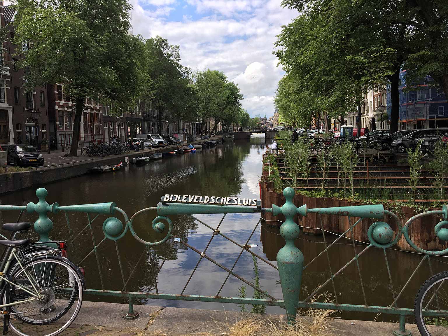 Bijleveldsche Sluis, brug op de Nieuwmarkt, Amsterdam, gezien naar zuid over de Kloveniersburgwal