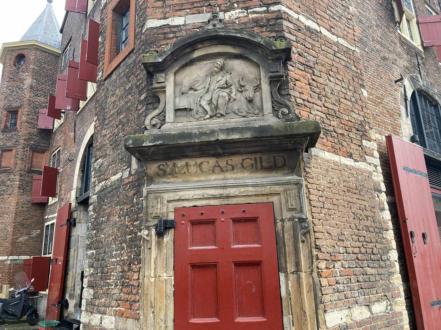 Ingang van de toren van het Sint Lucasgilde in de Waag, Nieuwmarkt, Amsterdam