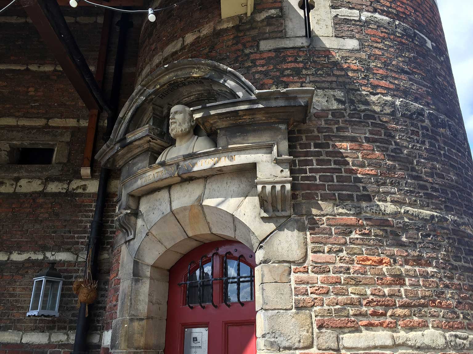 Ingang van het Theatrum Anatomicum tower in de Waag, Nieuwmarkt, Amsterdam