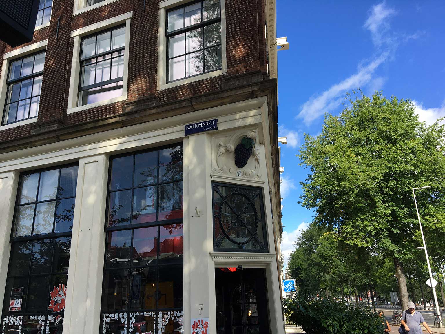De Blauwe Druif on Kalkmarkt 1, Amsterdam, corner Prins Hendrikkade 156