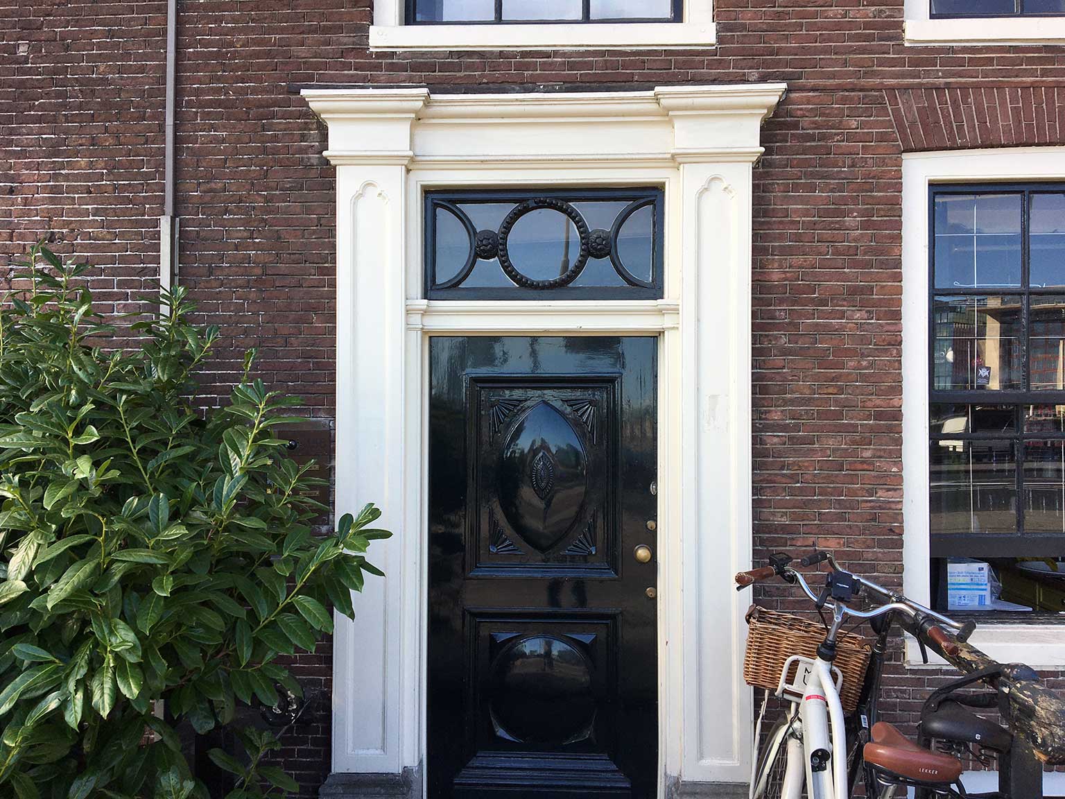Carved door and fanlight at Prins Hendrikkade 156, Amsterdam
