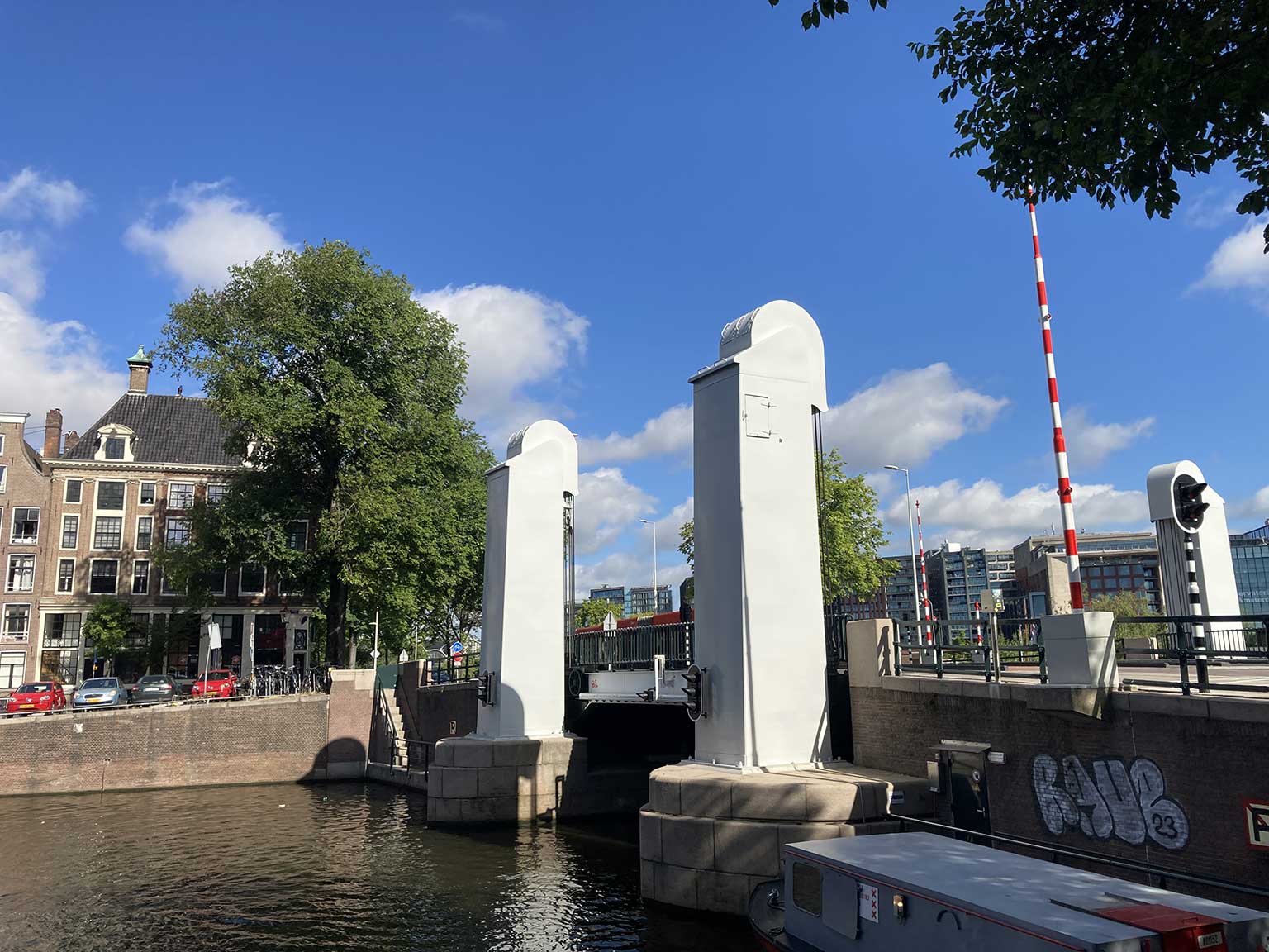 Kikkerbilsluis, Amsterdam, viewed from 's Gravenhekje towards Kalkmarkt