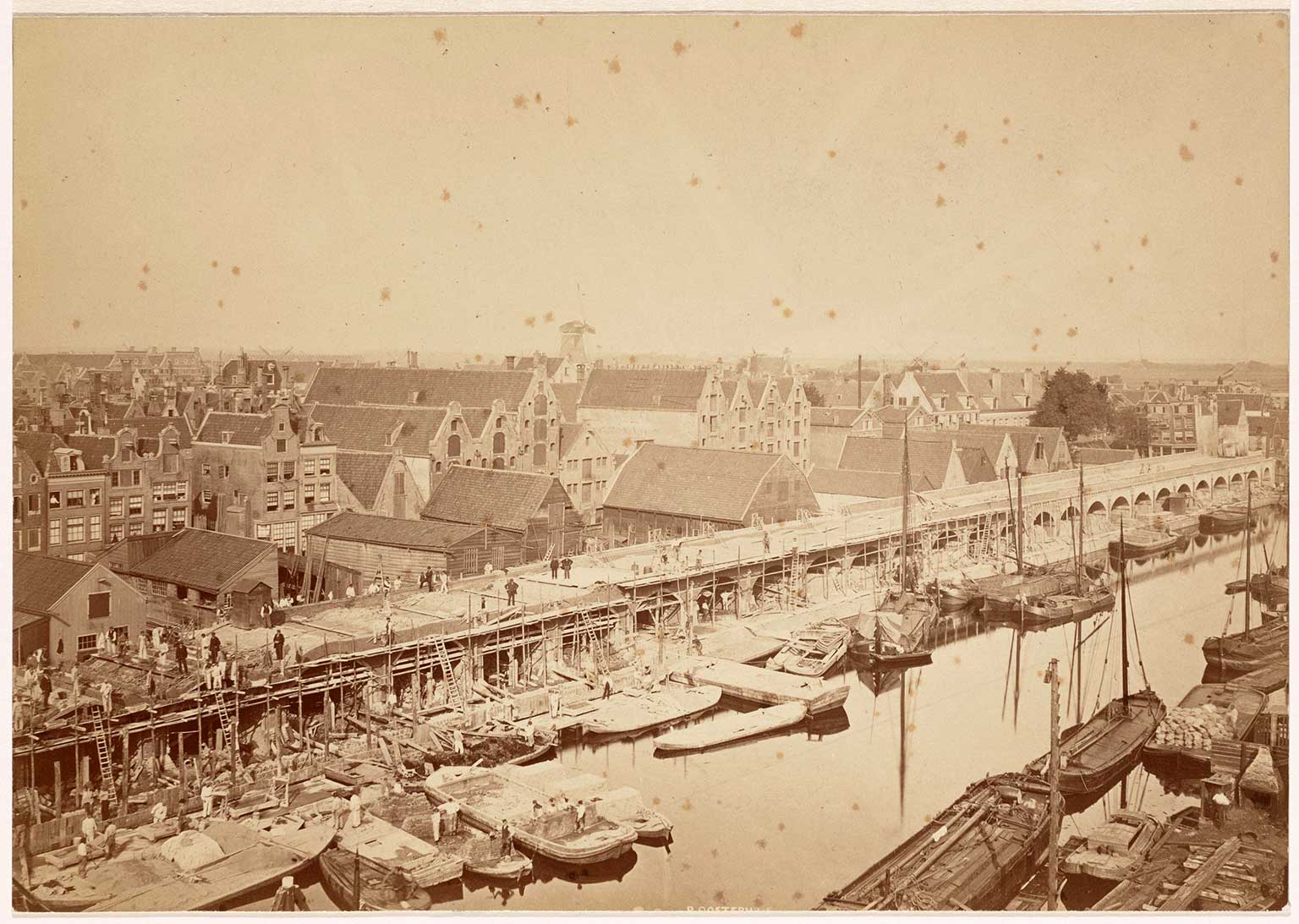 Aanleg van de spoorlijn langs de Eilandsgracht, Amsterdam, in 1872