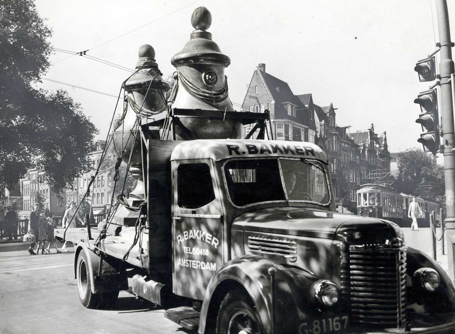 Vrachtauto met nieuwe vazen voor de top van de Westertoren, Amsterdam, augustus 1950
