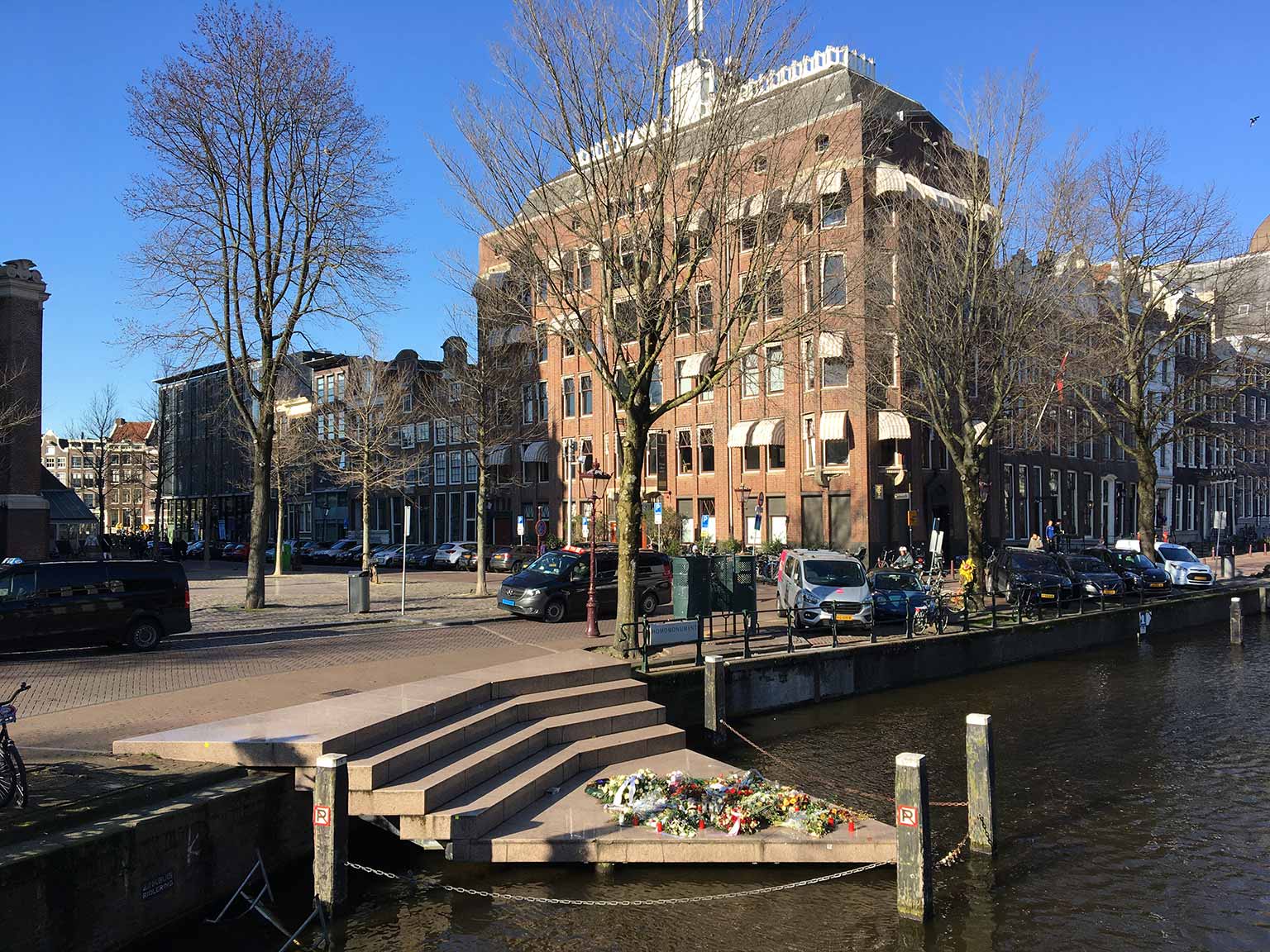 Homo-monument, Amsterdam, gezien vanaf de Keizersgracht naar de Westermarkt