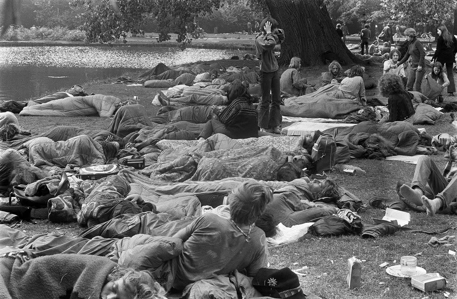 Slapende mensen in het Vondelpark, Amsterdam in 1971
