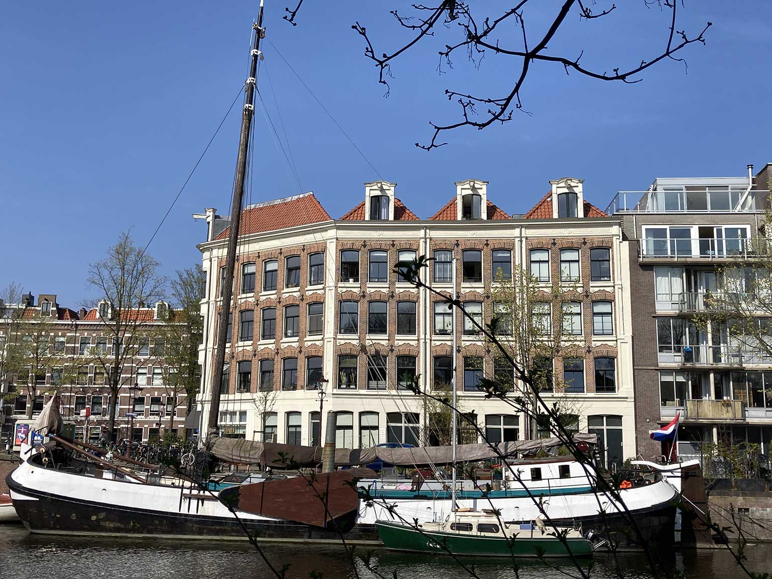 Zoutkeetsgracht corner Zoutkeetsplein, Amsterdam. Block with rounded corner from 1881