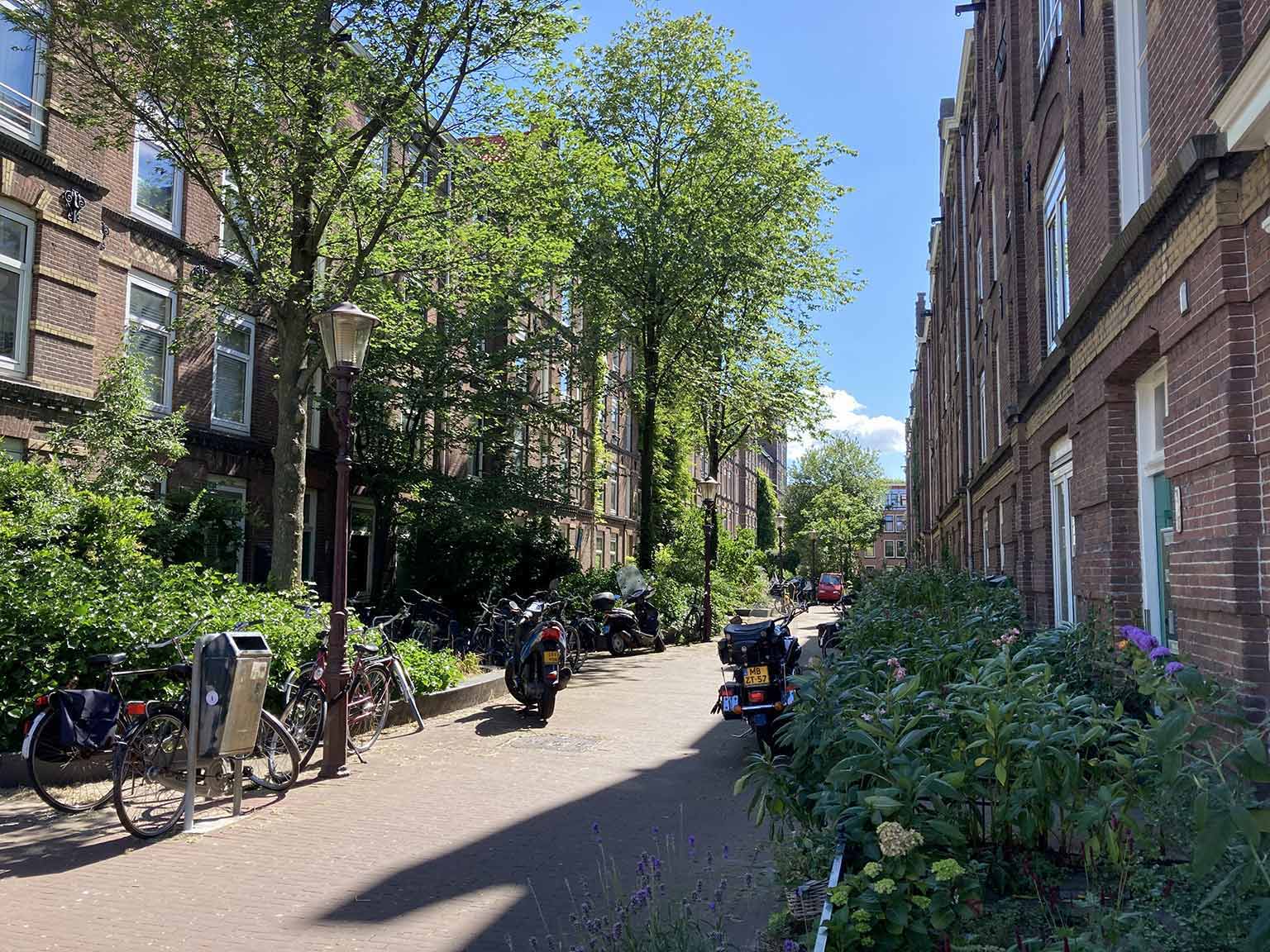 Dirk Hartoghstraat, Amsterdam, gezien vanaf de kant van de Houtmankade