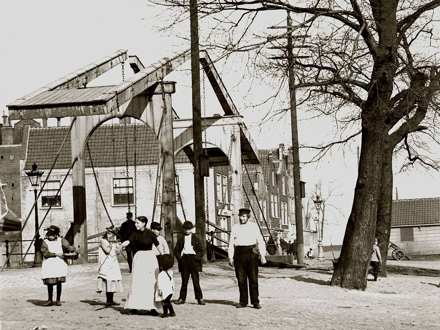 De Petemayenbrug van Zandhoek naar Bokkinghangen, Amsterdam, in 1893, foto van Jacob Olie