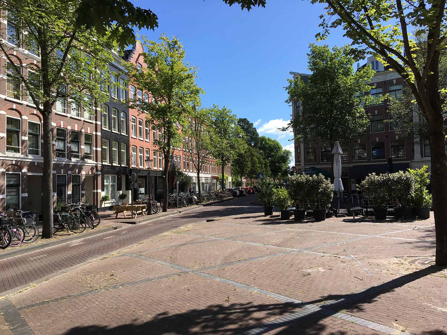 Zoutkeetsplein, Amsterdam, gezien in oostelijke richting langs de Barentszstraat