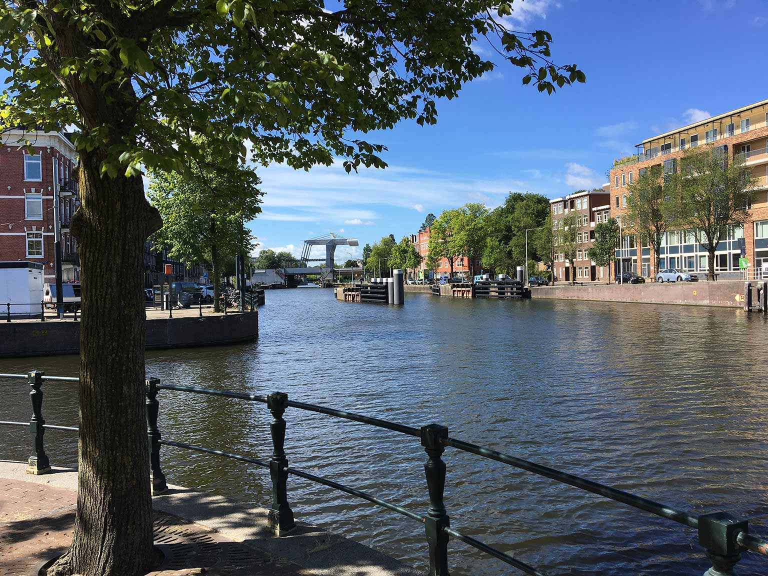Kijkje vanaf het Zoutkeetsplein naar het zuiden langs het Westerkanaal, Amsterdam
