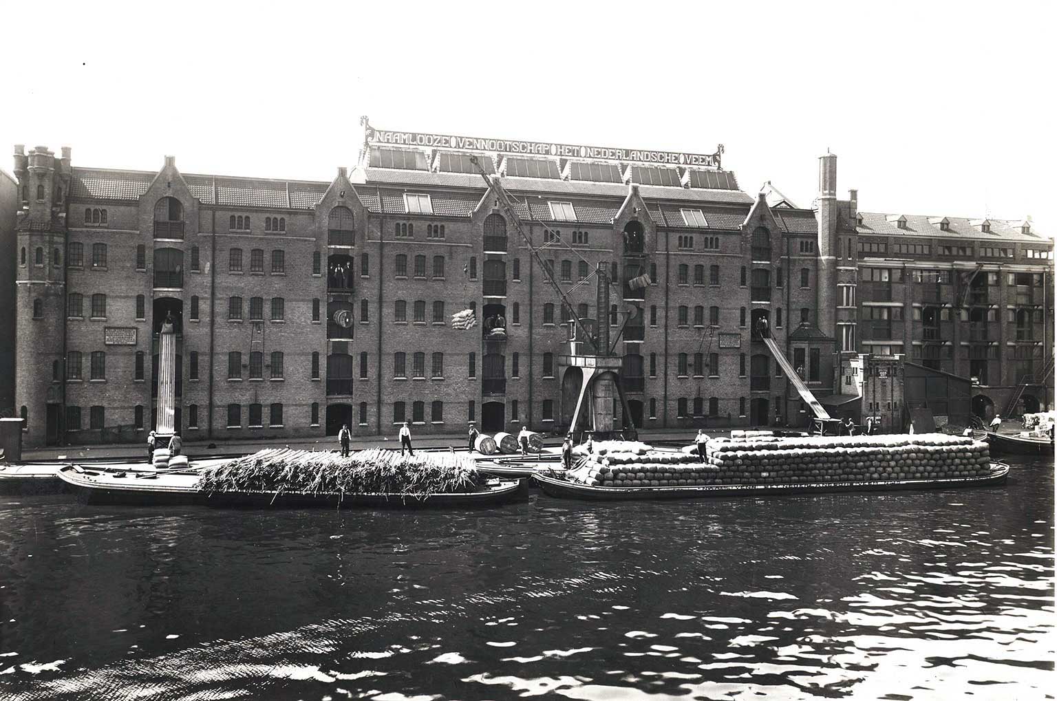 Achterkant van het Nederlandsche Veem aan de Van Diemenkade, Amsterdam, in 1950