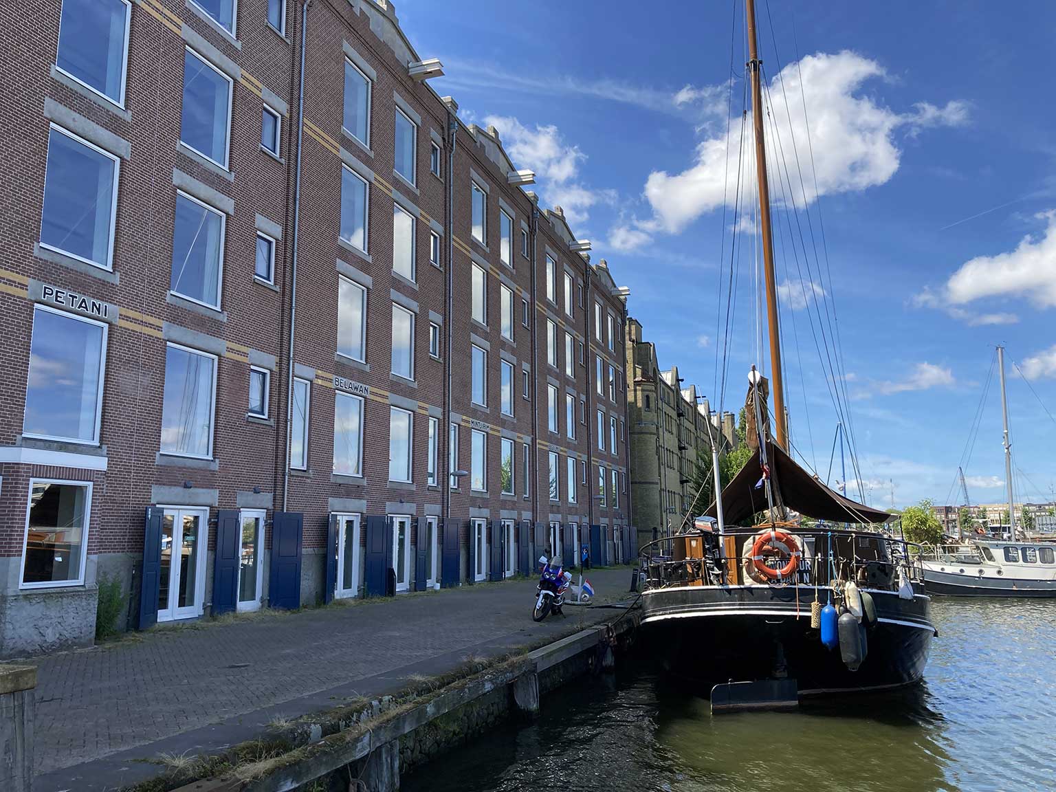 Van Diemenkade, Amsterdam, met de vroegere pakhuizen van de Deli Maatschappij