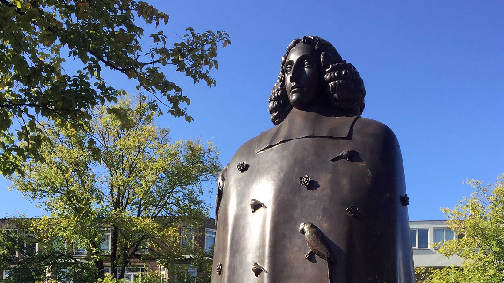 Spinoza statue, Zwanenburgwal, Amsterdam