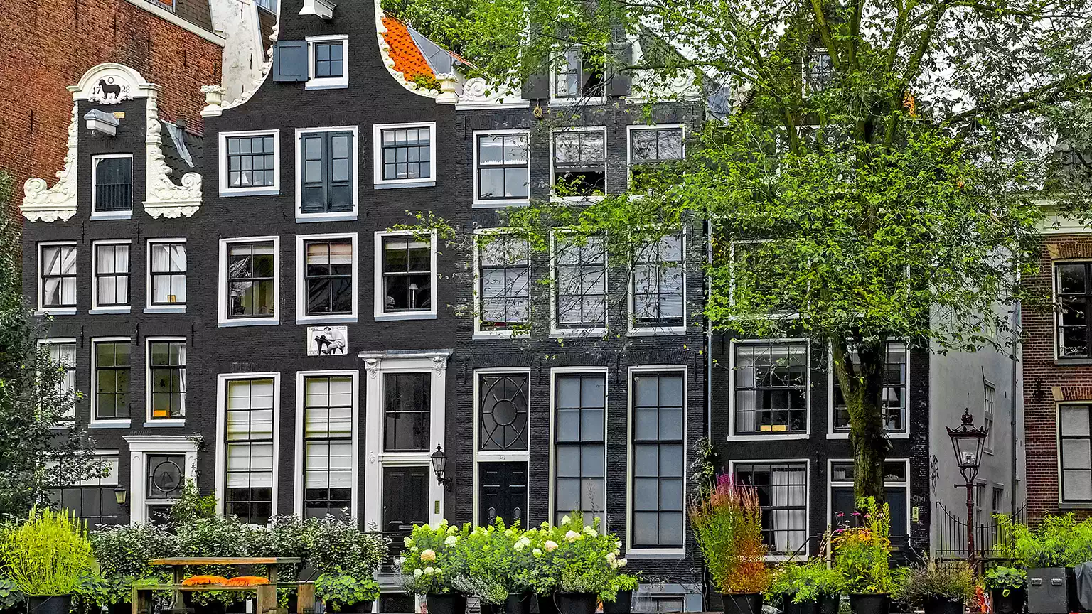 Woonboot en huizen op de Prinsengracht, Amsterdam